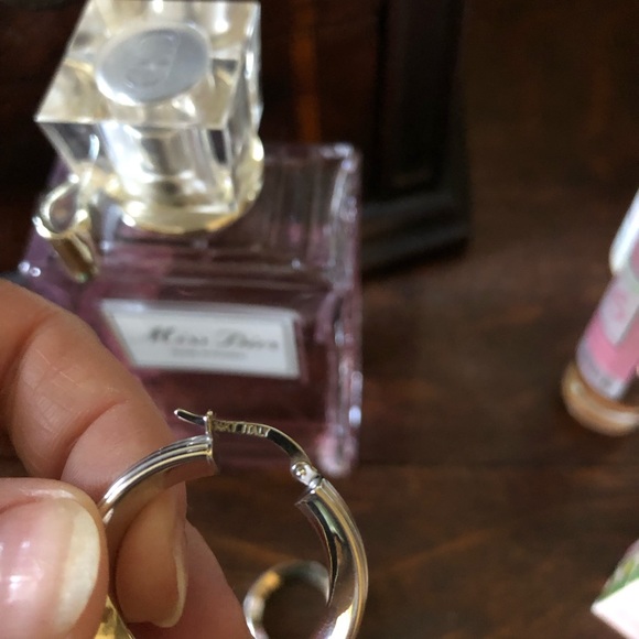 14k white Italy 🇮🇹 Gold hoops. With 5 lines going around hoop. - Picture 4 of 7